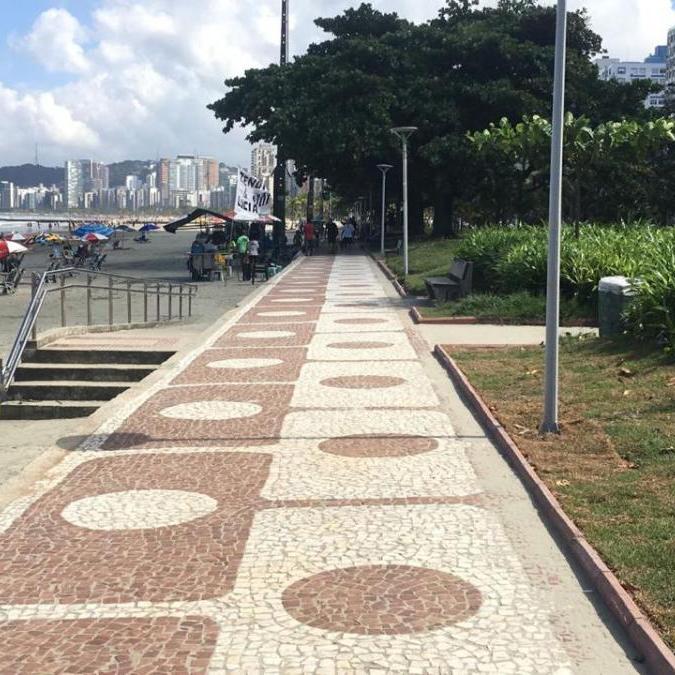A recuperação do calçadão incluiu a limpeza da área, remoção do piso em mosaico, retirada de lajotas de concreto, além de serviços de escavação, aterro e reaterro, com posterior reassentamento das pedras de granito