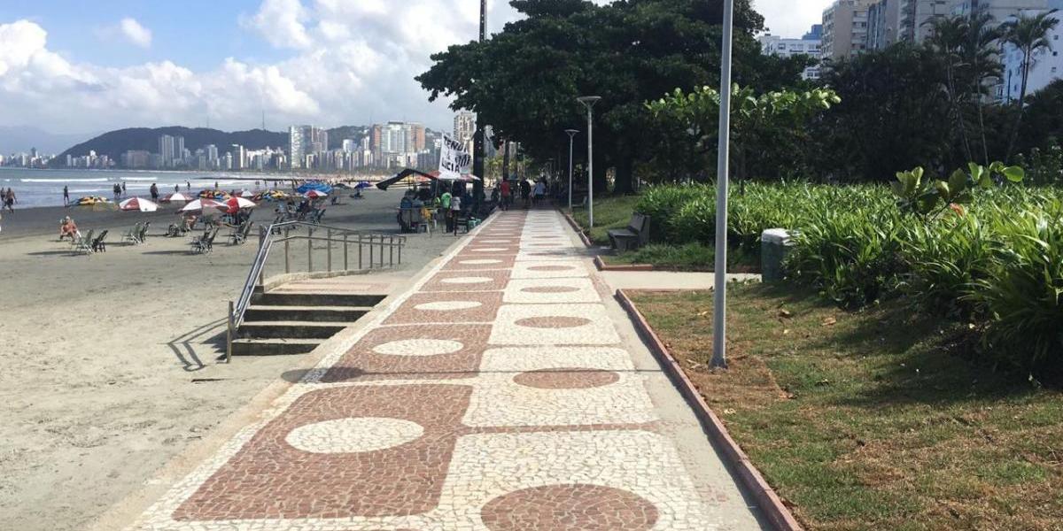 A recuperação do calçadão incluiu a limpeza da área, remoção do piso em mosaico, retirada de lajotas de concreto, além de serviços de escavação, aterro e reaterro, com posterior reassentamento das pedras de granito