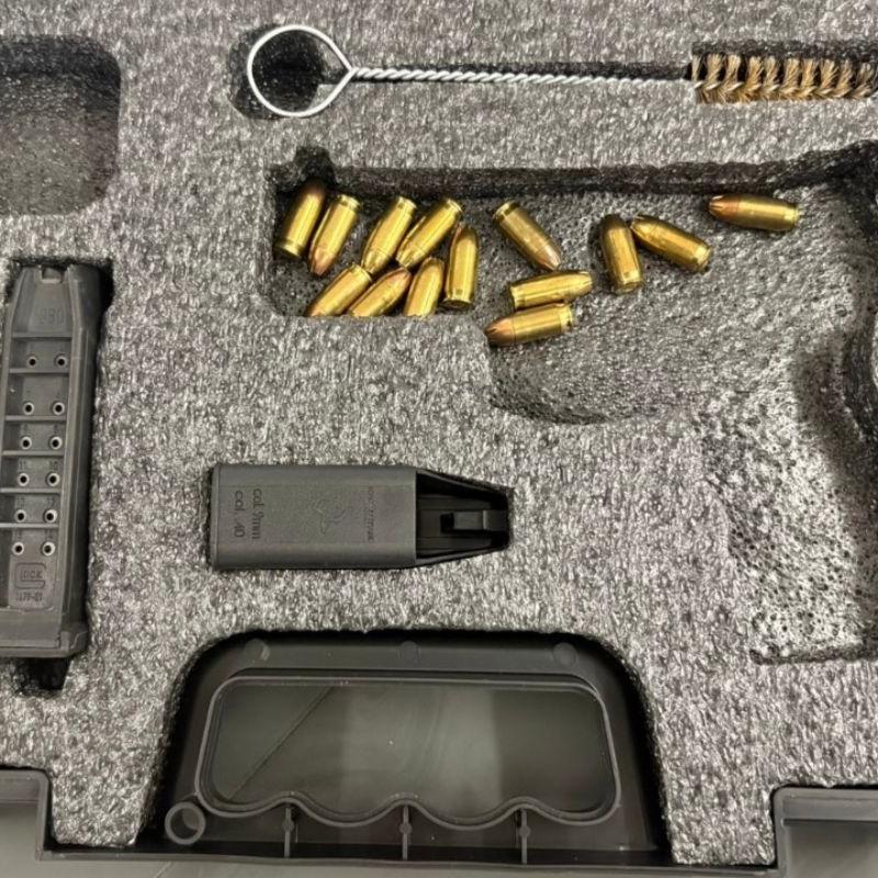 Uma maleta para arma e munições foram achadas em seu apartamento