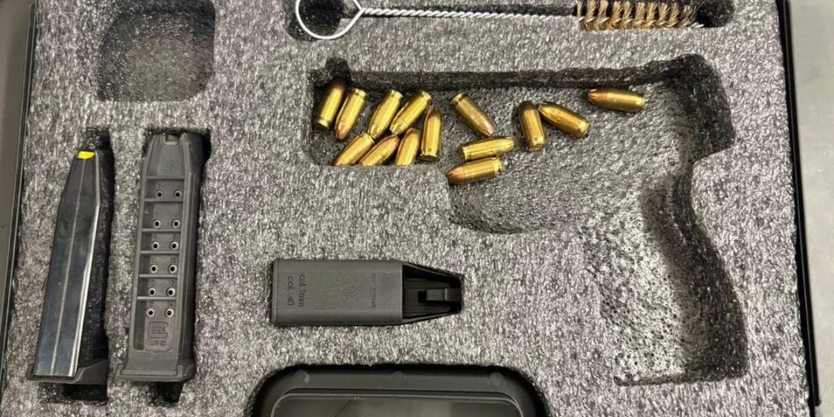 Uma maleta para arma e munições foram achadas em seu apartamento