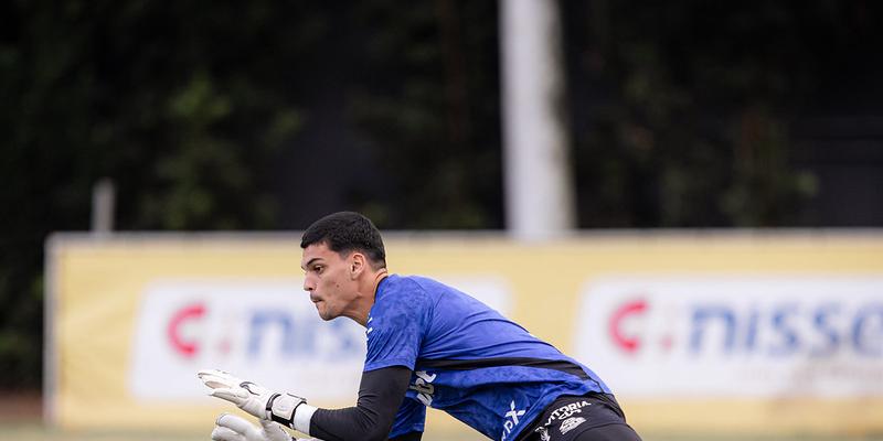 Gabriel Brazão trabalha no treino de quinta, no CT Rei Pelé, visando o jogo contra o Fluminense