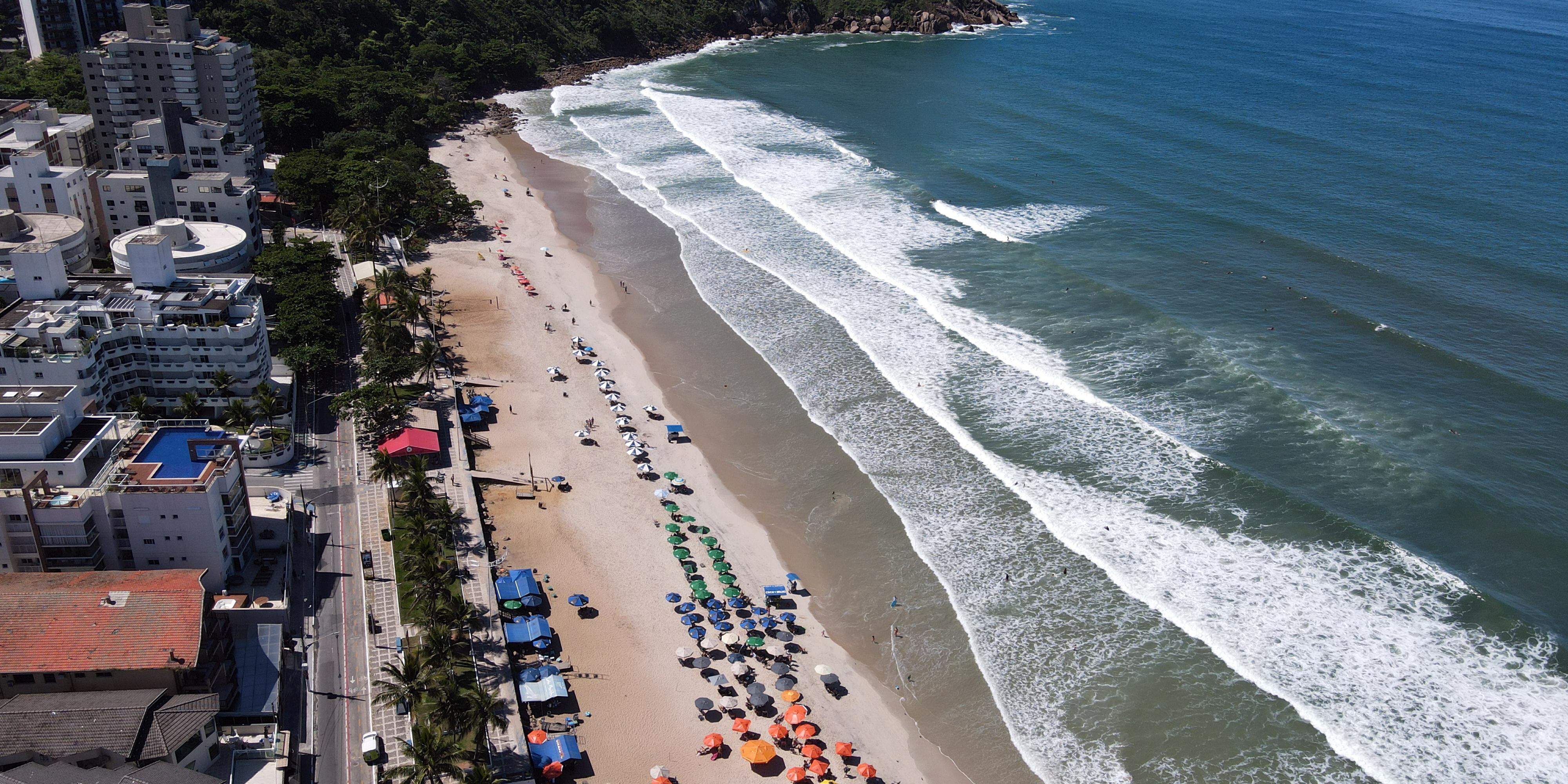 A Praia do Tombo é a única do Estado de São Paulo a possuir o selo Bandeira Azul e é a mais certificada da América do Sul, com 16 certificações consecutivas