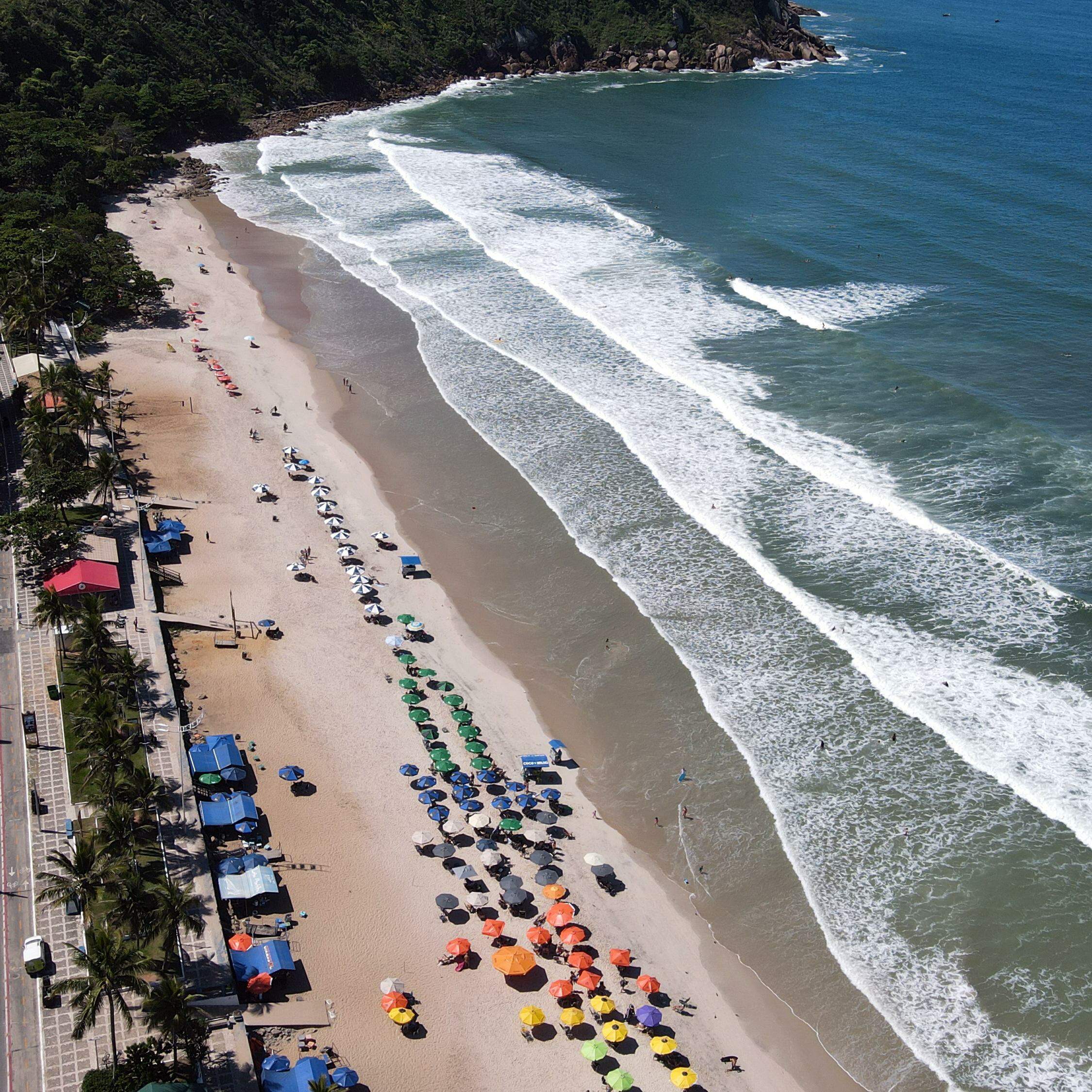 A Praia do Tombo, em Guarujá, é a única do Estado de São Paulo a possuir o selo Bandeira Azul e é a mais certificada da América do Sul, com 16 certificações consecutivas