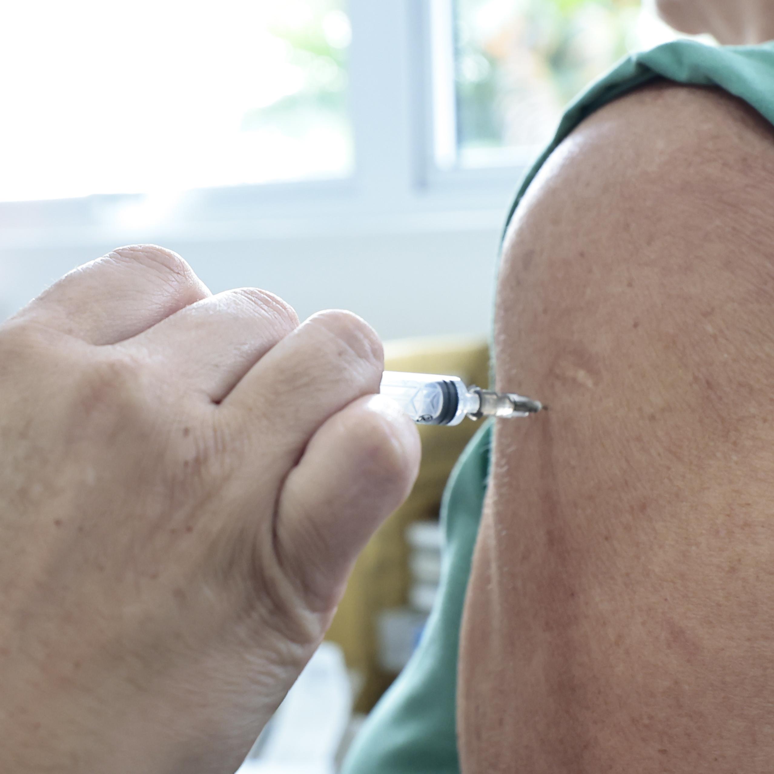 Além do público já permitido, trabalhadores da saúde e pessoas com comorbidades podem ser imunizadas