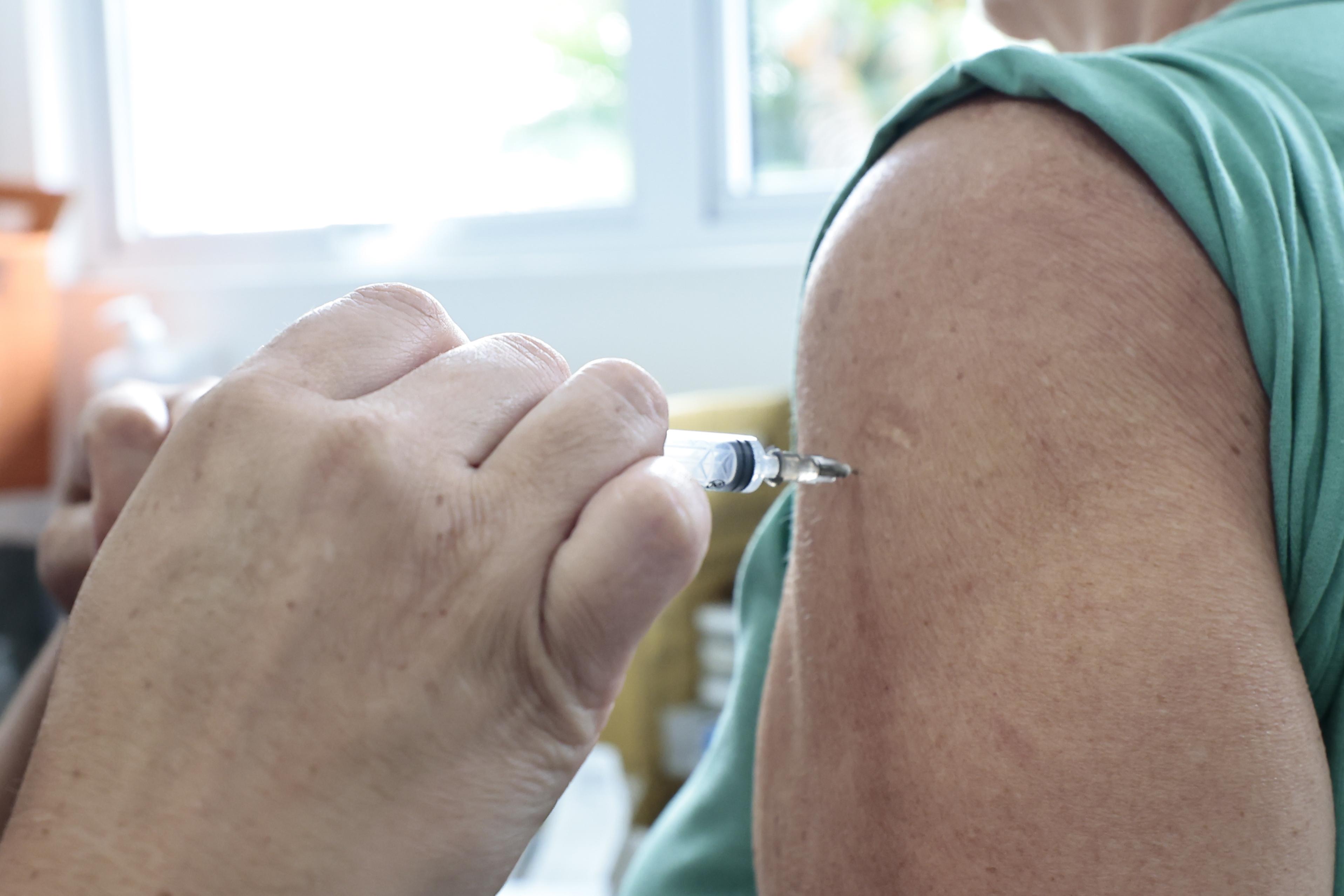 Além do público já permitido, trabalhadores da saúde e pessoas com comorbidades podem ser imunizadas