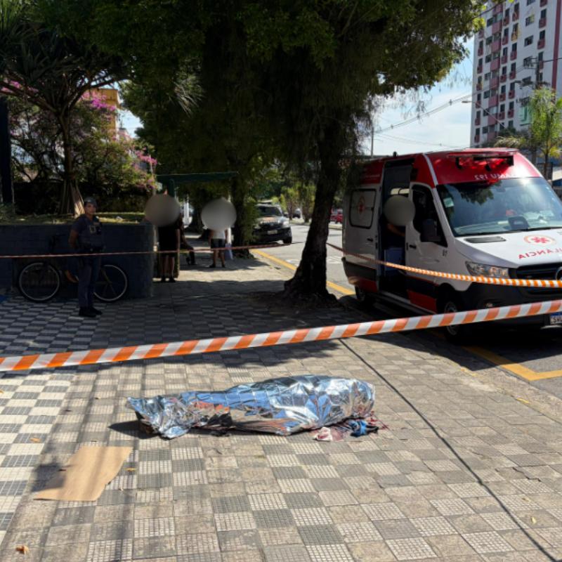 O homem foi morto e encontrado em frente a uma agência bancária