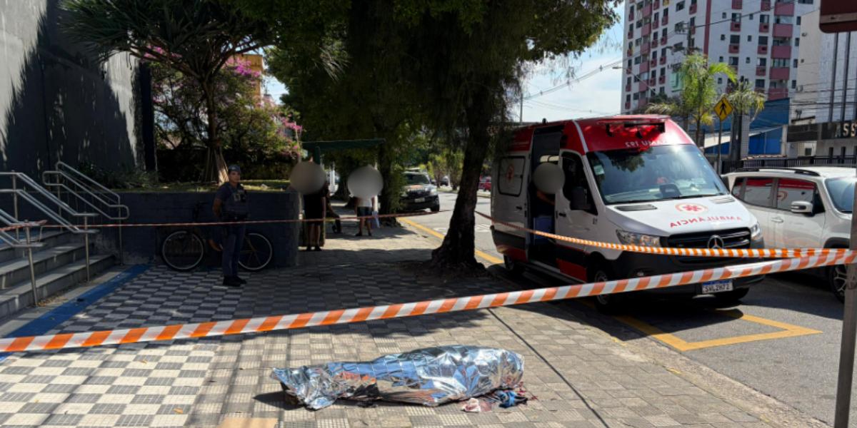 O homem foi morto e encontrado em frente a uma agência bancária