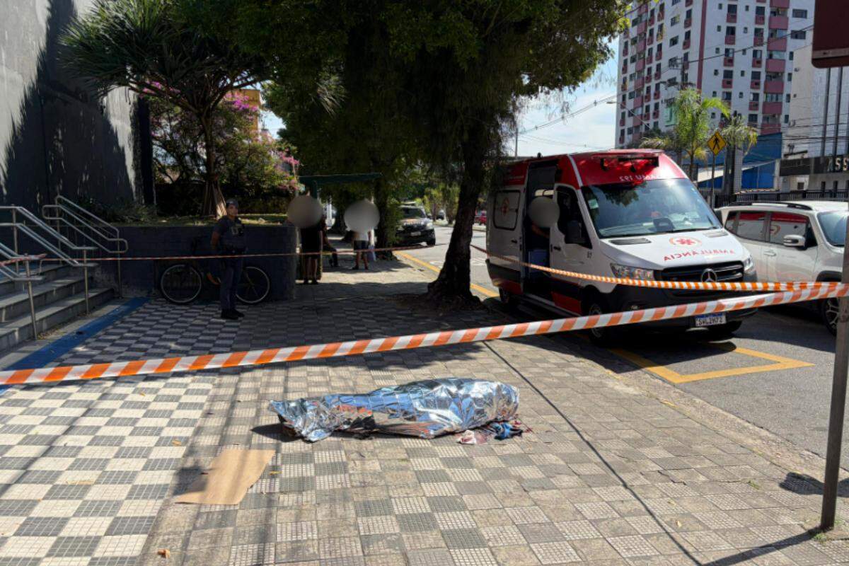 O homem foi morto e encontrado em frente a uma agência bancária