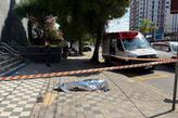 O homem foi morto e encontrado em frente a uma agência bancária