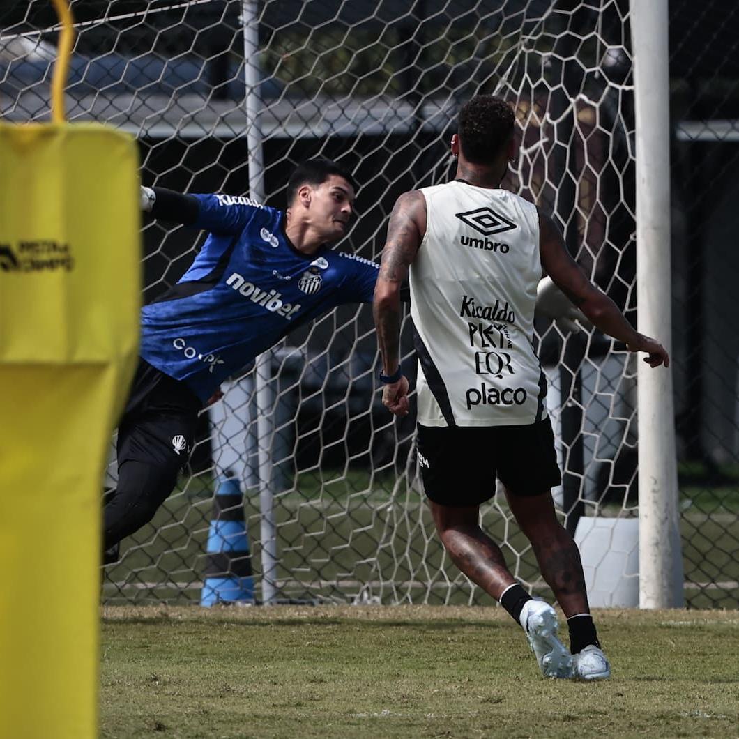 Gabriel Brazão teve trabalho dobrado, no treino de finalizações da equipe, nesta sexta, no CT Rei Pelé