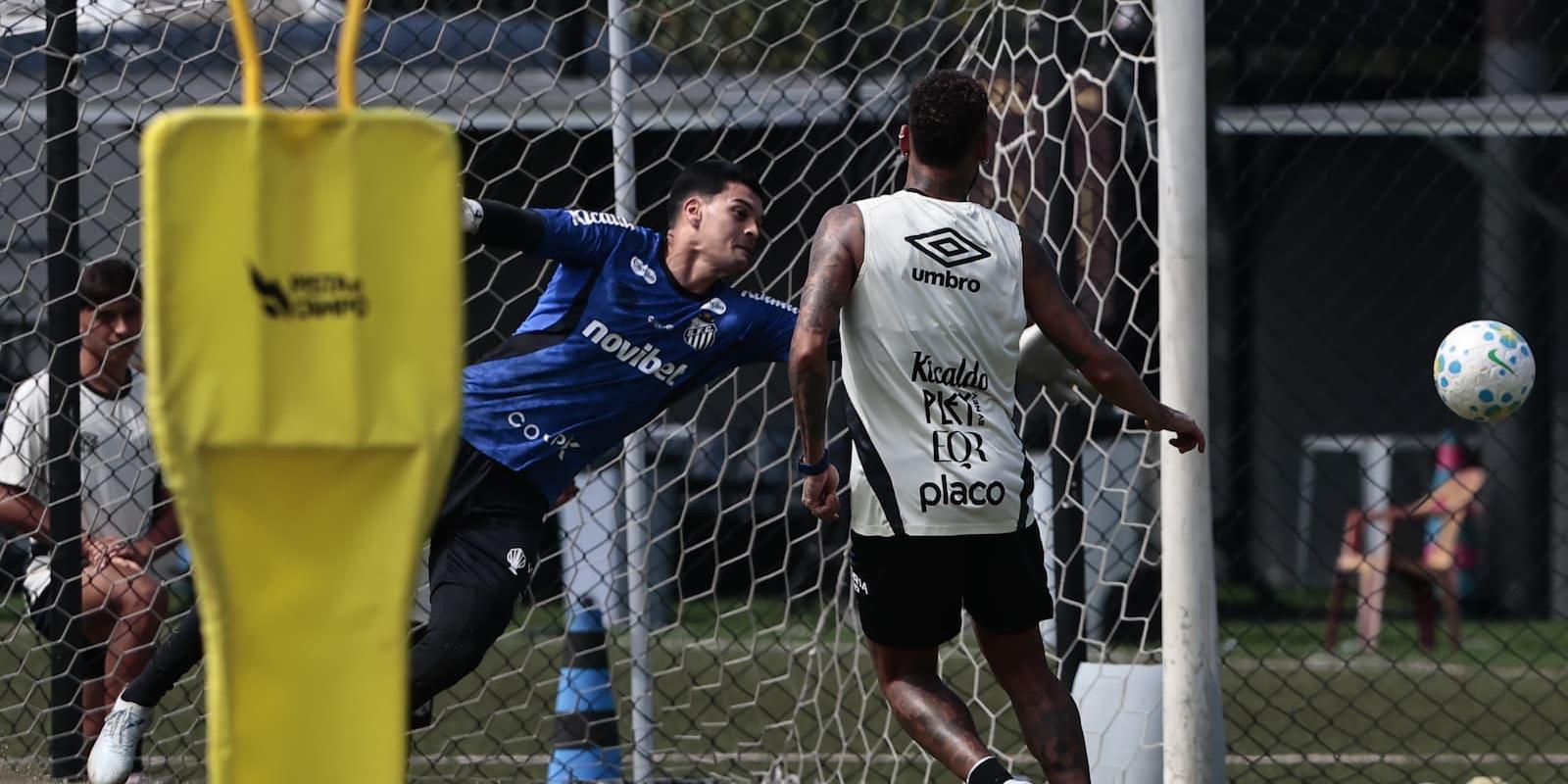 Gabriel Brazão teve trabalho dobrado, no treino de finalizações da equipe, nesta sexta, no CT Rei Pelé