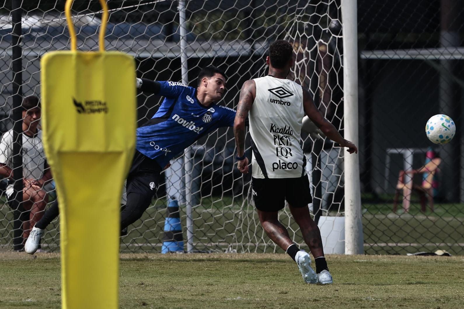 Gabriel Brazão teve trabalho dobrado, no treino de finalizações da equipe, nesta sexta, no CT Rei Pelé