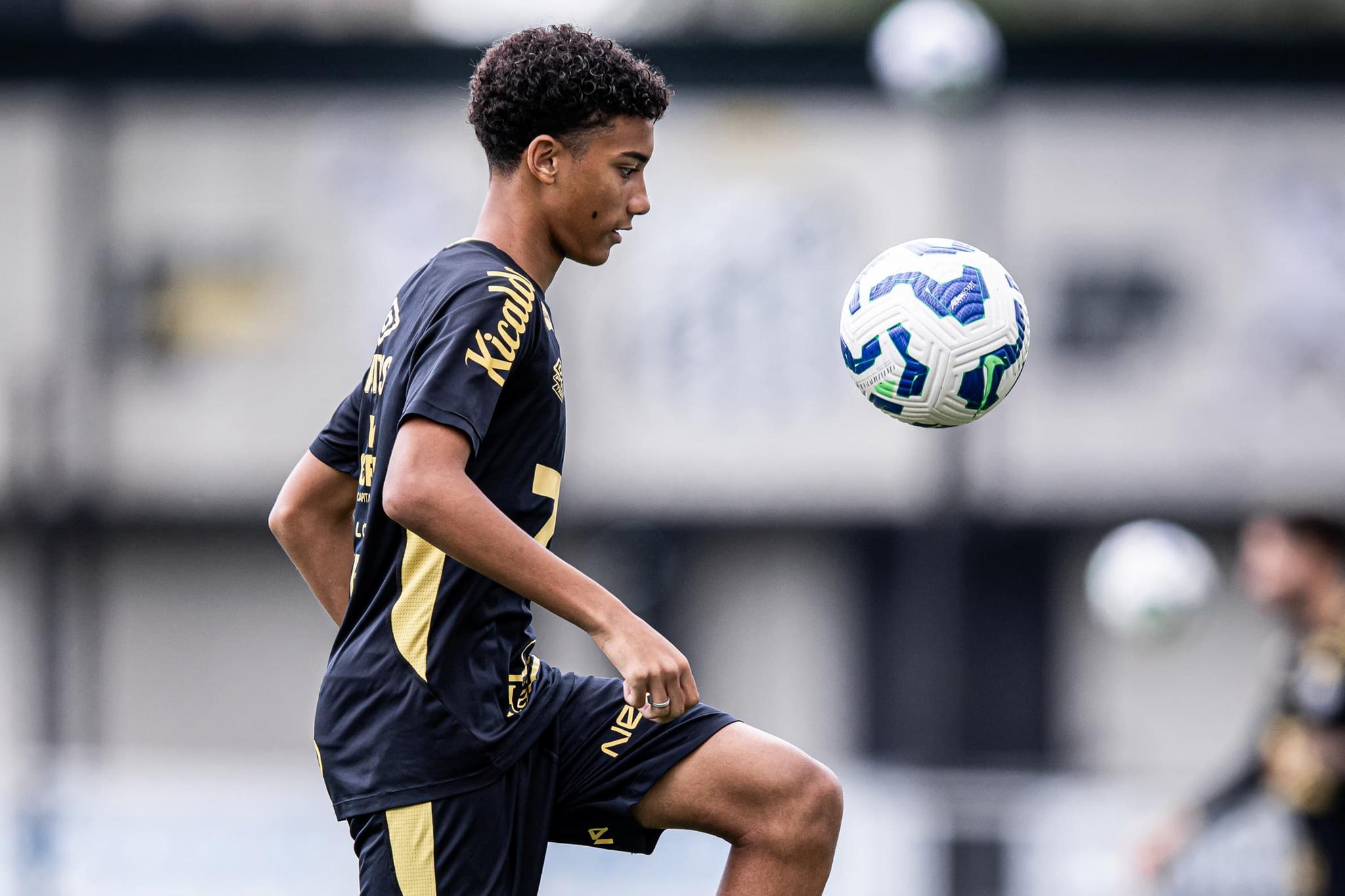 Após longa negociação, Robinho Jr. teve o contrato renovado até março de 2031