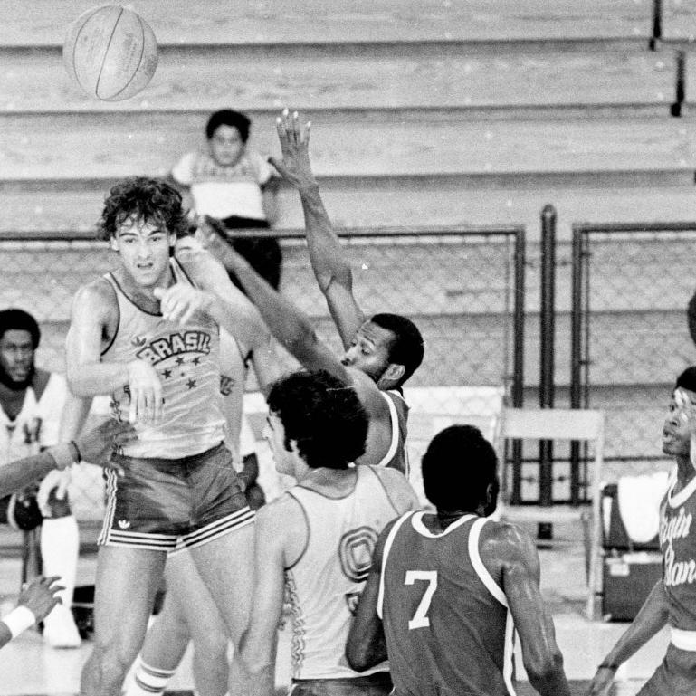 Oscar Schmidt em ação no Pan-Americano de 1979, contra a seleção de Ilhas Virgens