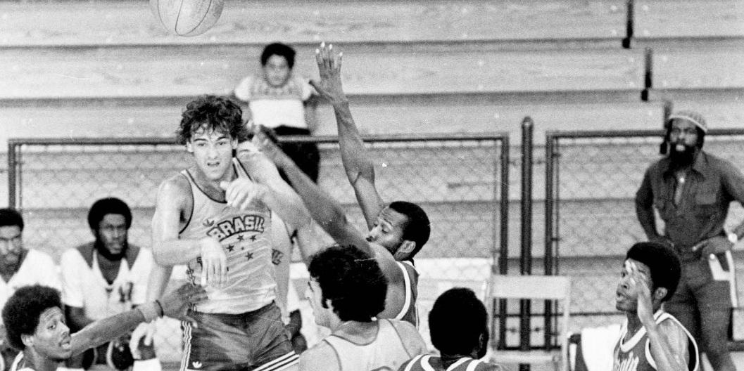 Oscar Schmidt em ação no Pan-Americano de 1979, contra a seleção de Ilhas Virgens