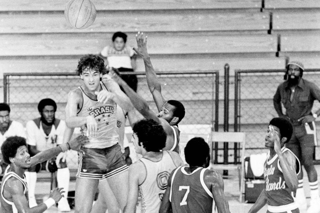 Oscar Schmidt em ação no Pan-Americano de 1979, contra a seleção de Ilhas Virgens