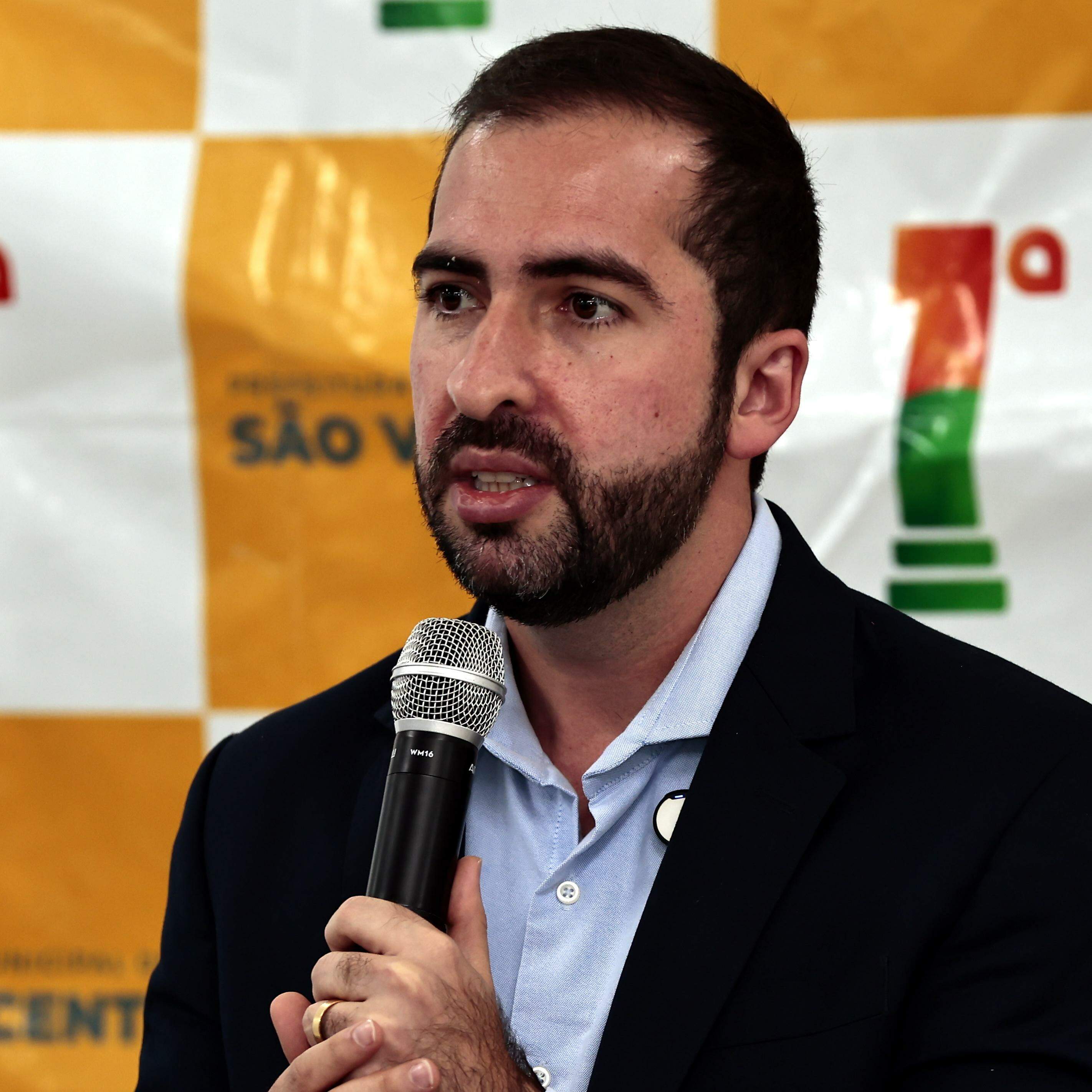 Kayo Amado busca parcerias na Alemanha e destaca futuro do VLT em São Vicente