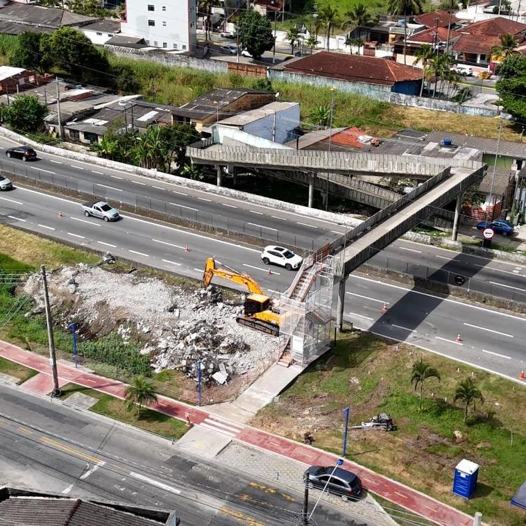 A iniciativa ocorre após a Administração Municipal divulgar, em seus canais oficiais, um vídeo lamentando o início das obras nas passarelas de pedestres sem comunicação prévia ao município, apontando que os trabalhos já estavam em andamento havia alguns dias