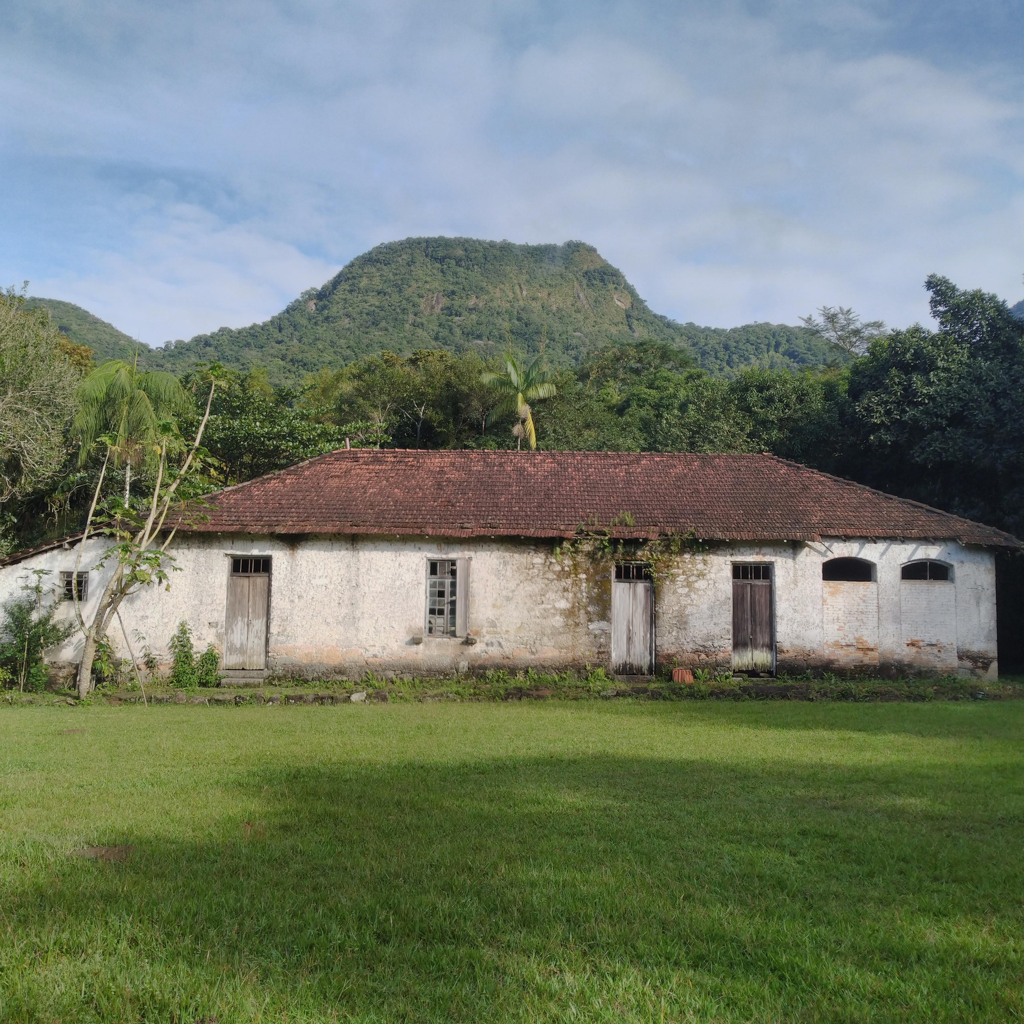 A Casa de Pedra é um dos atrativos para a trilha do Véu da Noiva