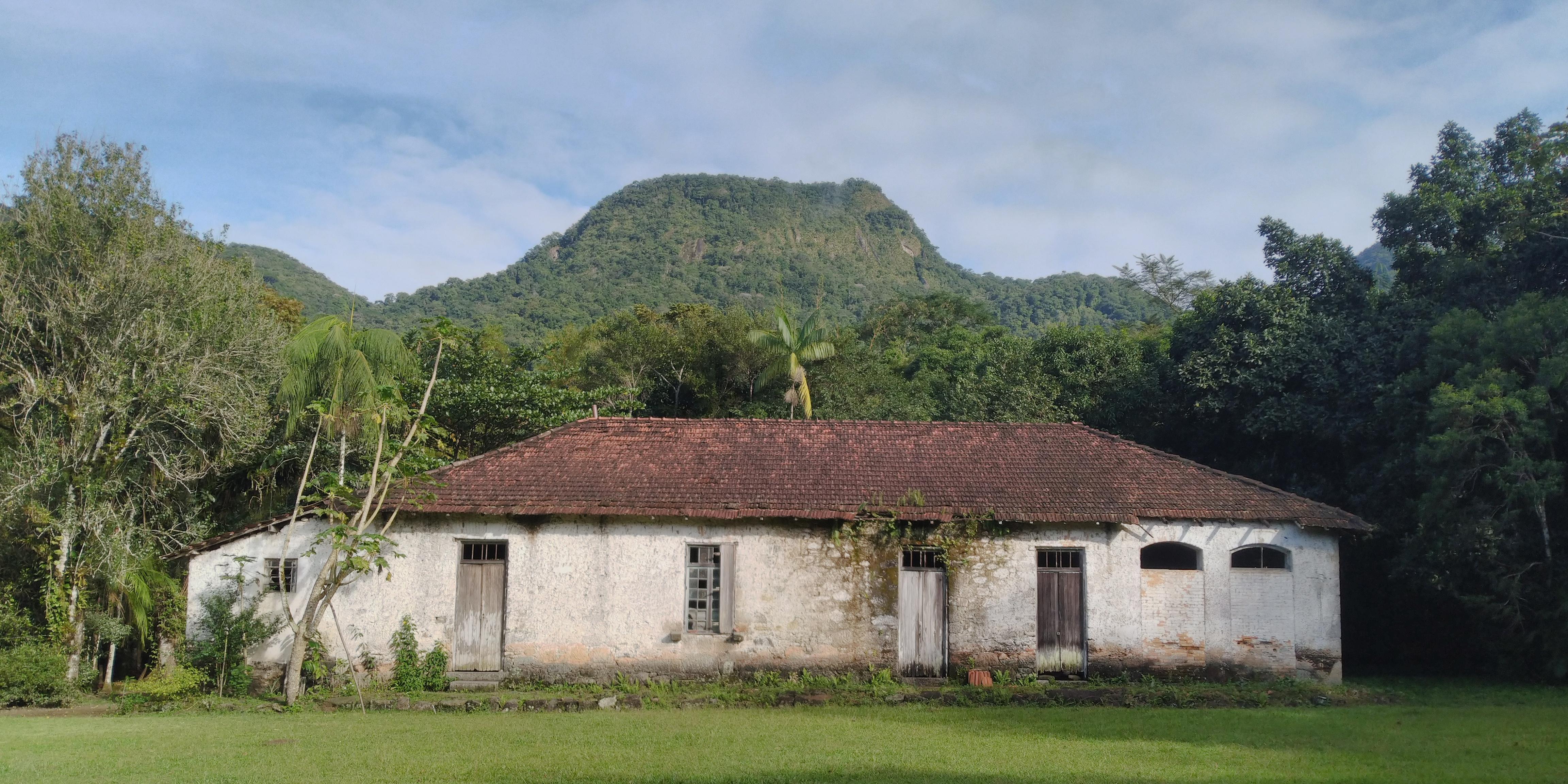 A Casa de Pedra é um dos atrativos para a trilha do Véu da Noiva