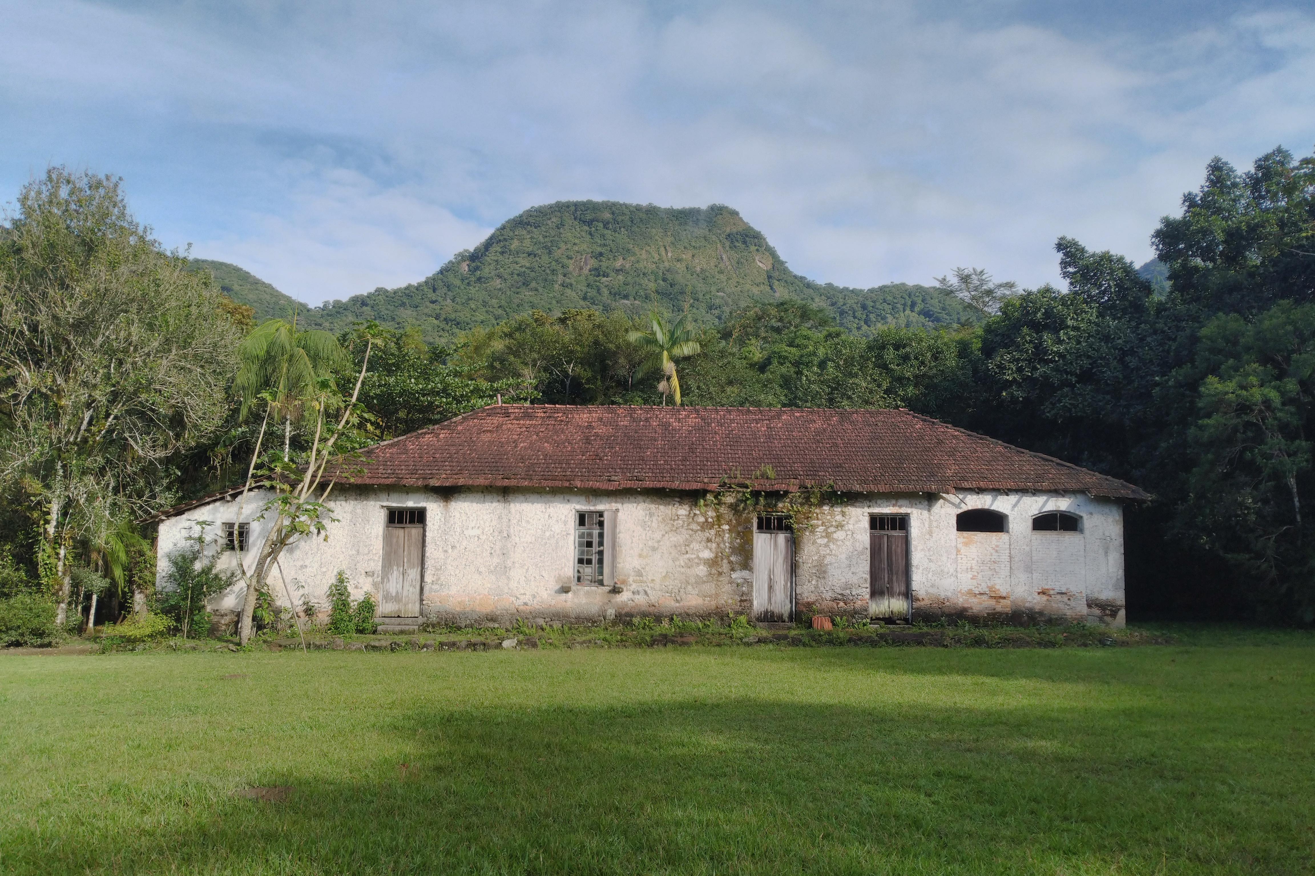 A Casa de Pedra é um dos atrativos para a trilha do Véu da Noiva