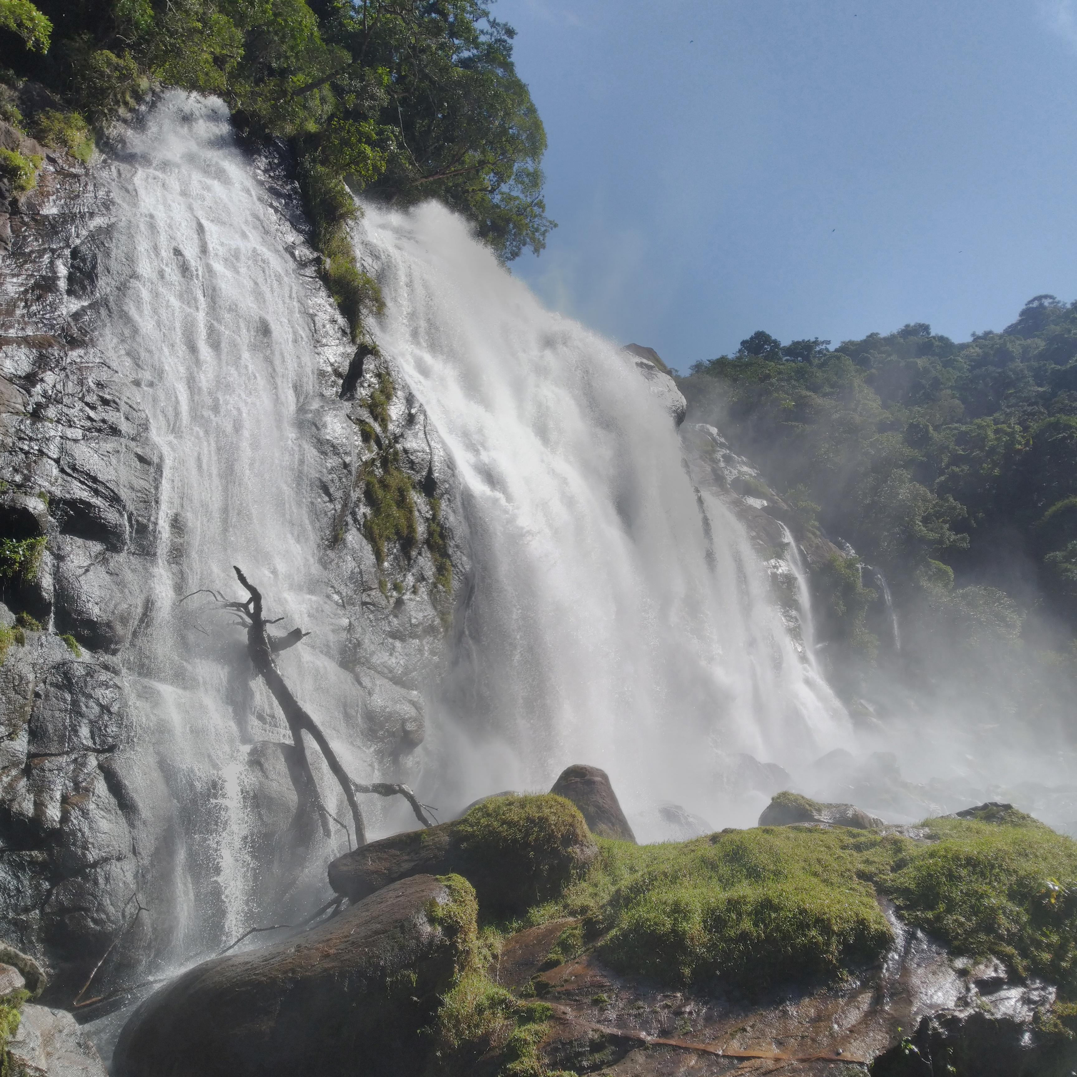 A maior atração da trilha é a Cachoeira conhecida como Véu da Noiva, a maior da região