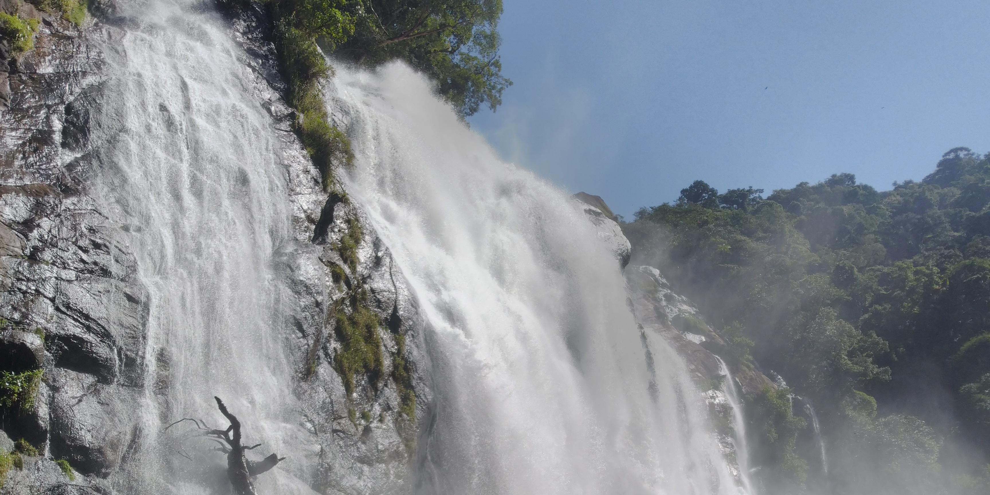 A maior atração da trilha é a Cachoeira conhecida como Véu da Noiva, a maior da região