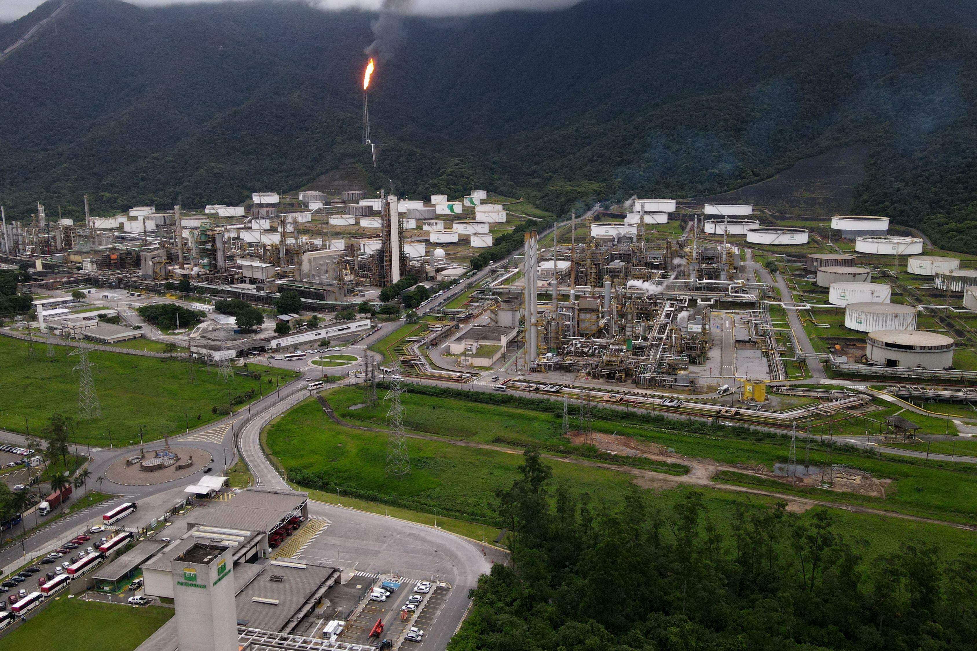 Petrobras prevê investir em transição energética na refinaria local