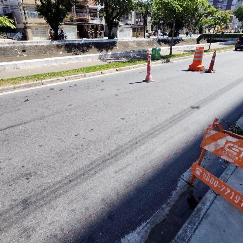 Um buraco se abriu na quarta-feira à noite, perto do cruzamento da Pinheiro Machado com a João Caetano