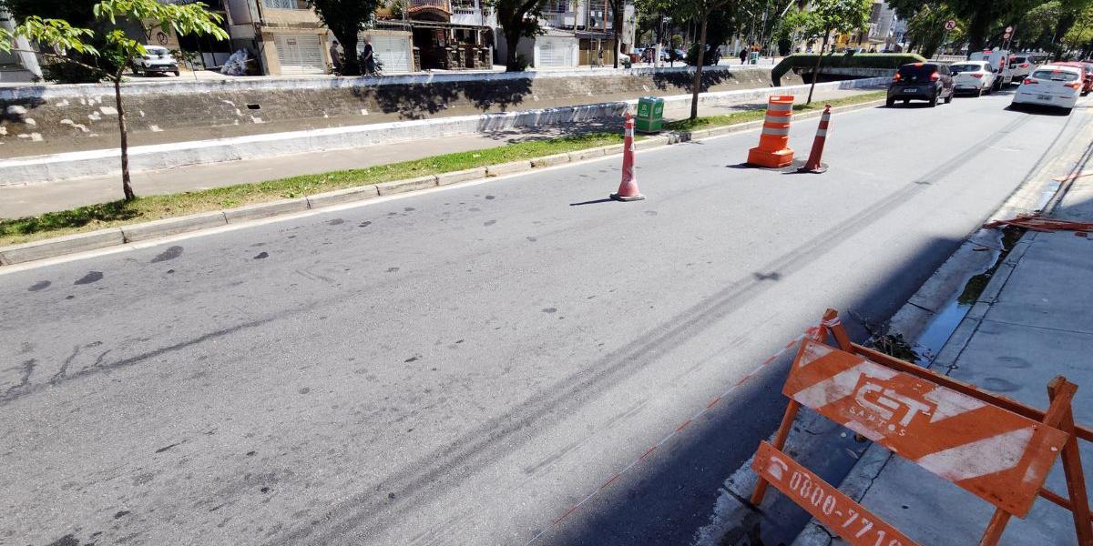 Um buraco se abriu na quarta-feira à noite, perto do cruzamento da Pinheiro Machado com a João Caetano