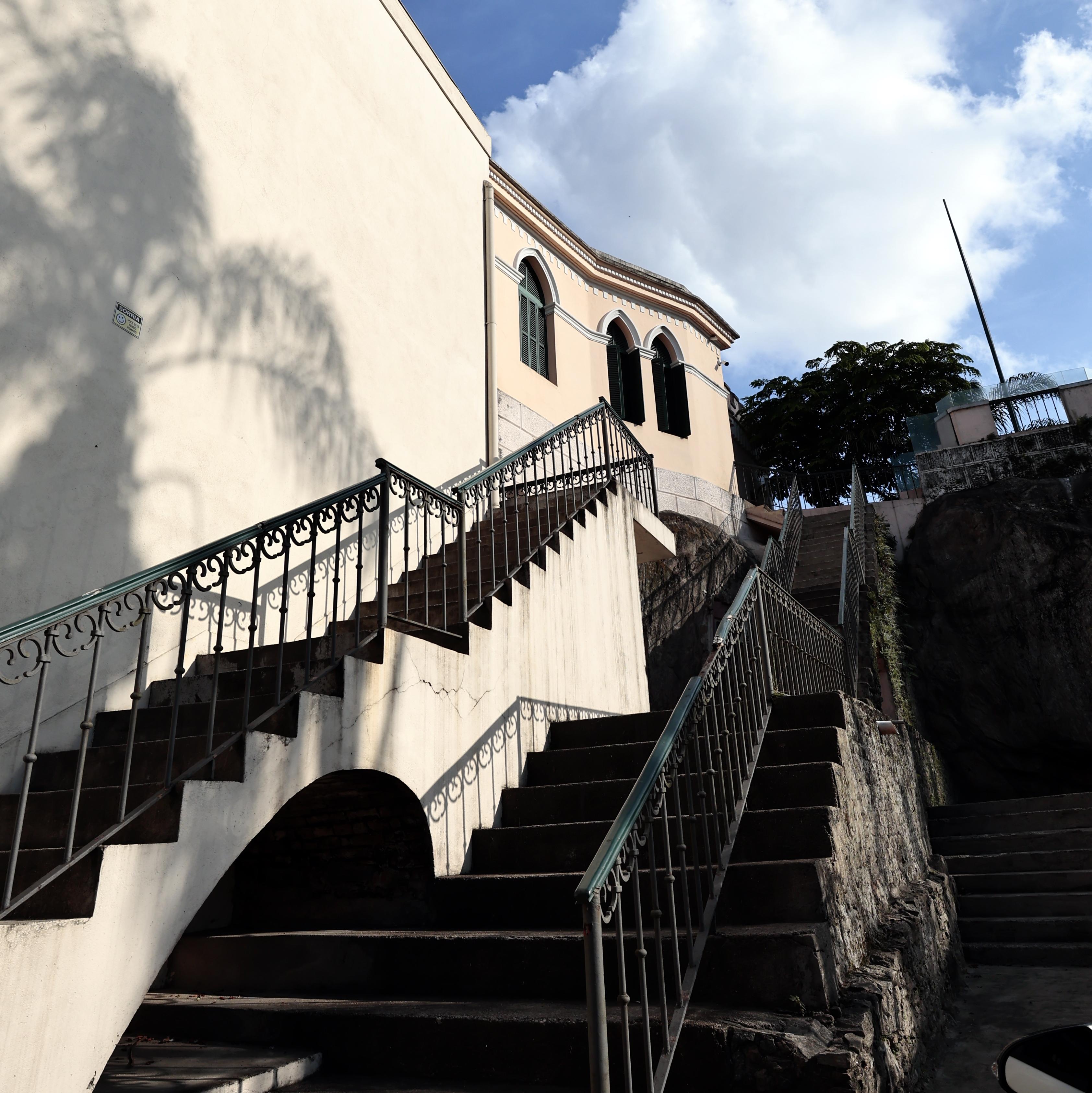 Marco inicial do povoamento de Santos, Outeiro tem entrada livre