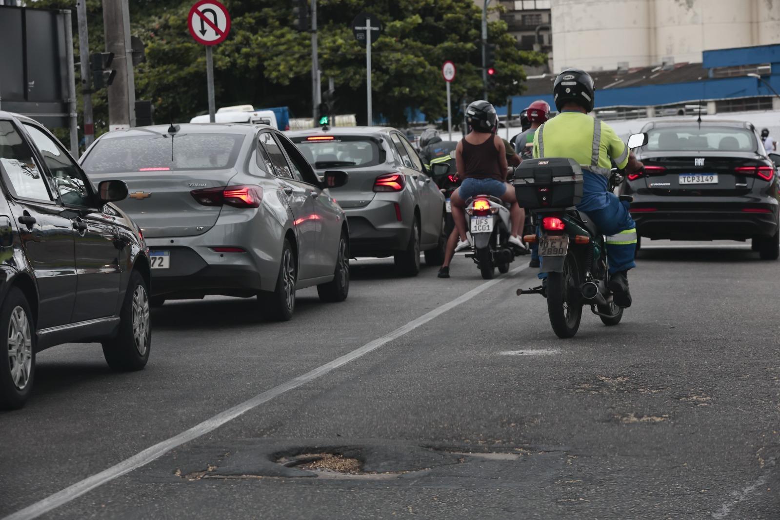 Buracos em avenida do Porto de Santos causam acidentes e sérios problemas no litoral de São Paulo