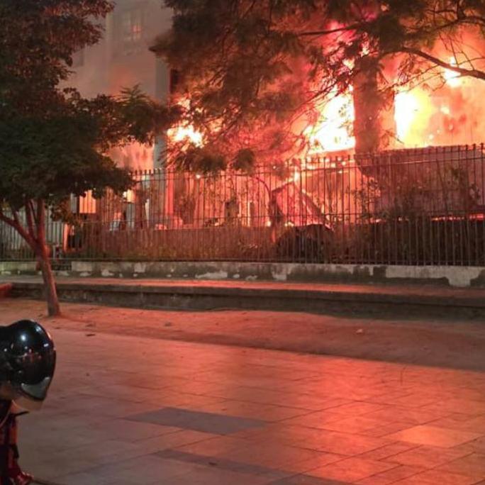 Vinte homens do quartel central dos bombeiros atuaram no local e conseguiram controlar as chamas em pouco mais de duas horas