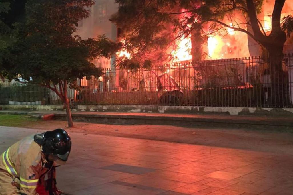 Vinte homens do quartel central dos bombeiros atuaram no local e conseguiram controlar as chamas em pouco mais de duas horas