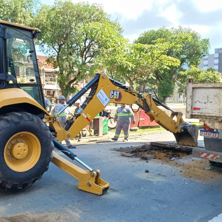 Um buraco se abriu na quarta-feira à noite, perto do cruzamento da Pinheiro Machado com a João Caetano