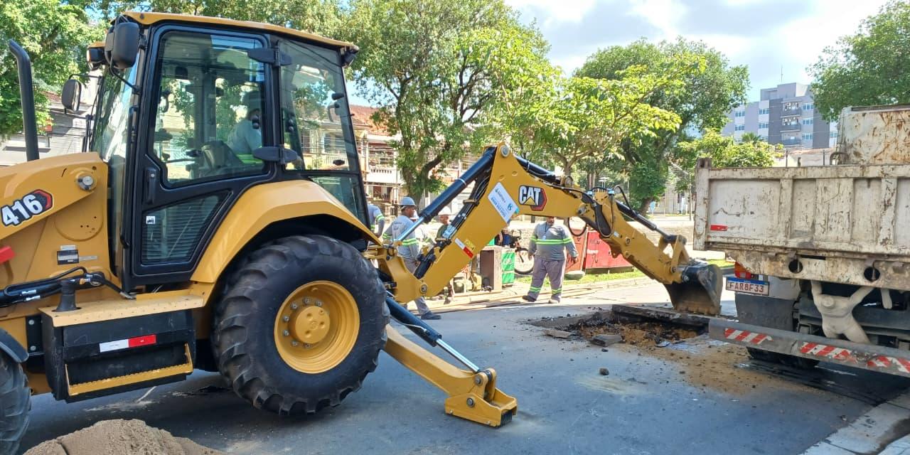 Um buraco se abriu na quarta-feira à noite, perto do cruzamento da Pinheiro Machado com a João Caetano