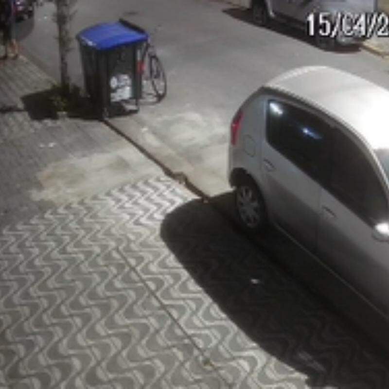 O homem foi surpreendido e depois do assalto, seguiu andando pela calçada