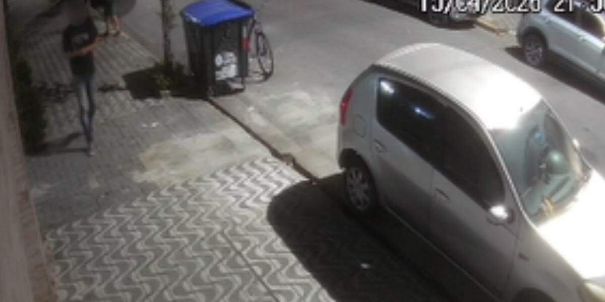 O homem foi surpreendido e depois do assalto, seguiu andando pela calçada