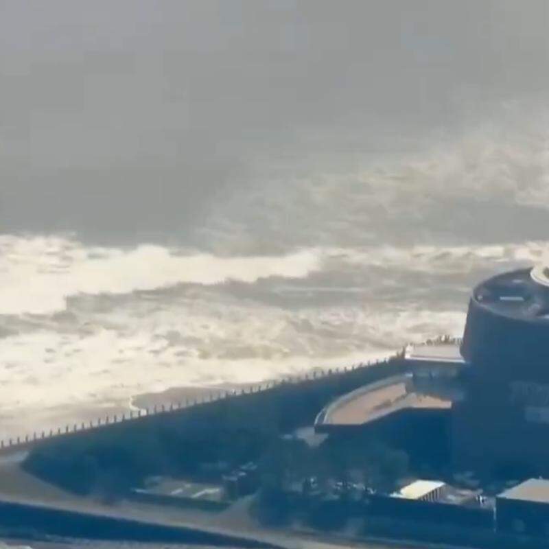 Imagens nas redes sociais mostram o tsunami atingindo a costa do Japão