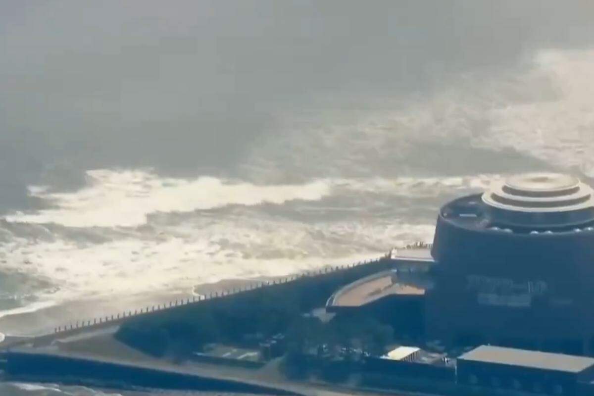 Imagens nas redes sociais mostram o tsunami atingindo a costa do Japão