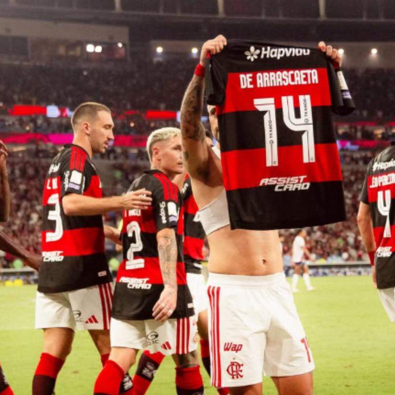 Arrascaeta marcou e homenageou Oscar Schmidt na comemoração