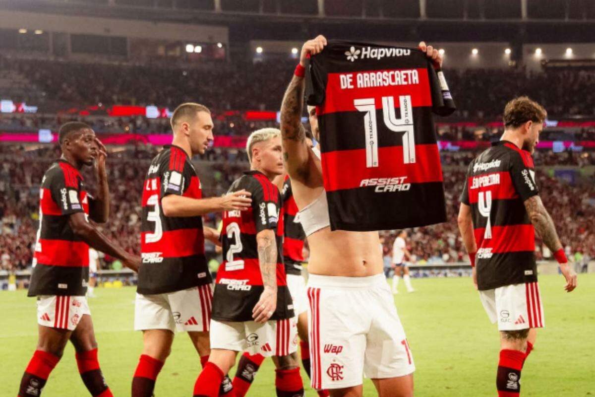 Arrascaeta marcou e homenageou Oscar Schmidt na comemoração