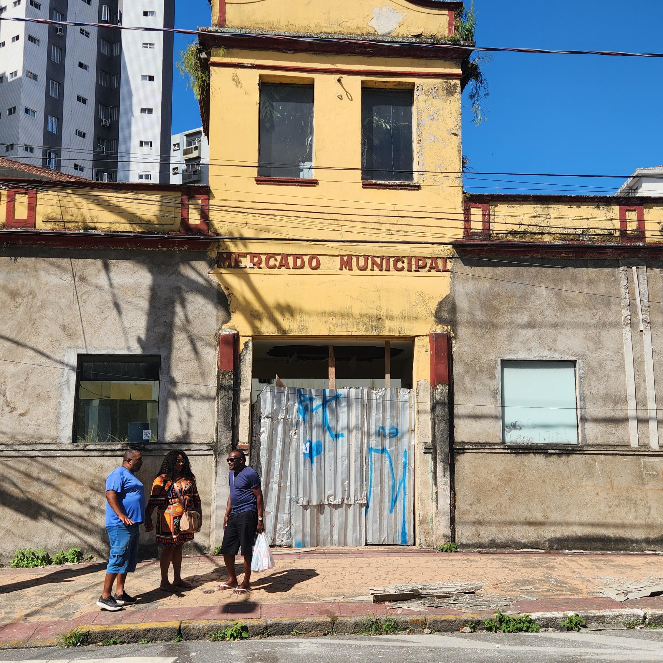 Vizinhos relembram o período em que o mercado funcionava, com bancas de frutas, peixes e produtos acessíveis. “Dá dó”, afirma moradora
