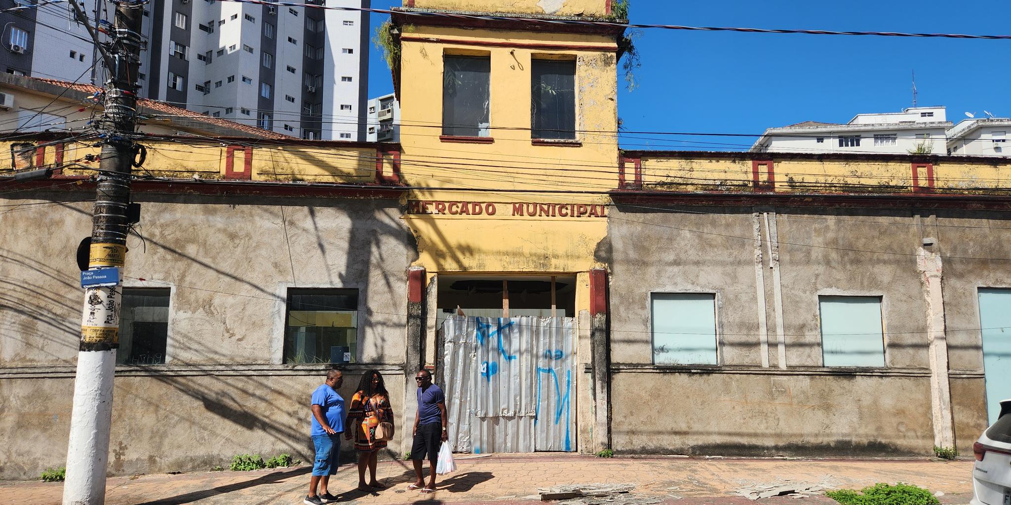 Vizinhos relembram o período em que o mercado funcionava, com bancas de frutas, peixes e produtos acessíveis. “Dá dó”, afirma moradora