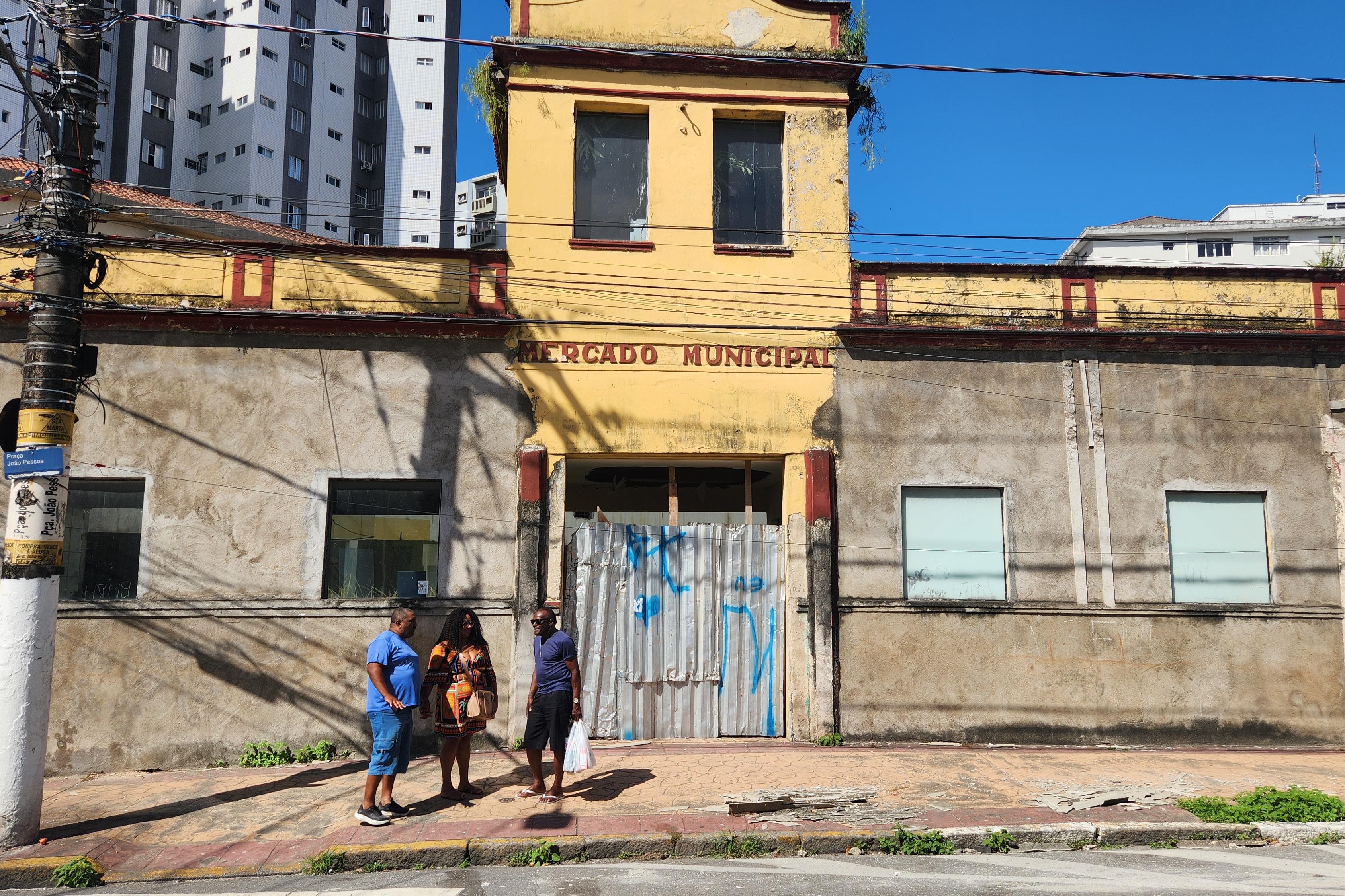 Vizinhos relembram o período em que o mercado funcionava, com bancas de frutas, peixes e produtos acessíveis. “Dá dó”, afirma moradora