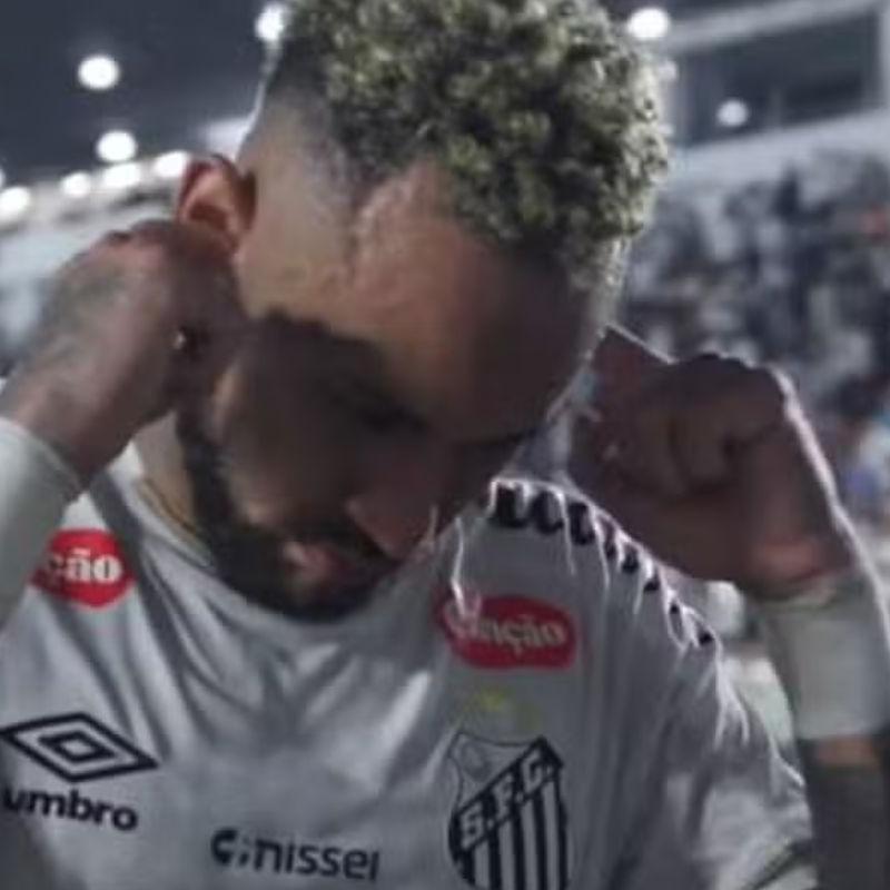 Em meio a vaias, Neymar alegou que estava coçando as duas orelhas ao mesmo tempo ao sair de campoo