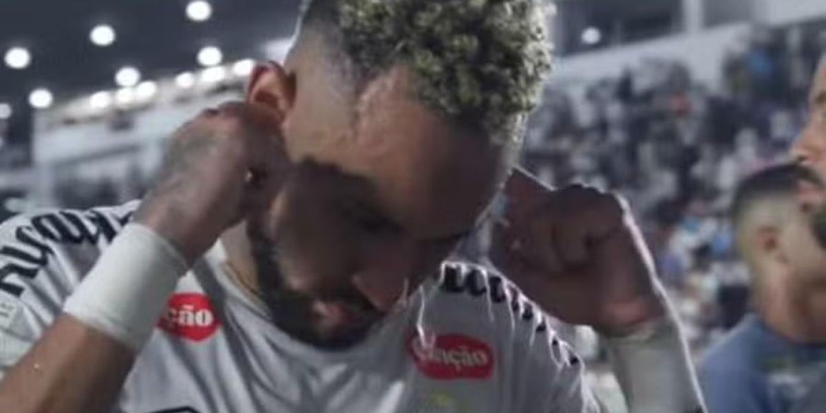 Em meio a vaias, Neymar alegou que estava coçando as duas orelhas ao mesmo tempo ao sair de campoo