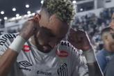 Em meio a vaias, Neymar alegou que estava coçando as duas orelhas ao mesmo tempo ao sair de campoo