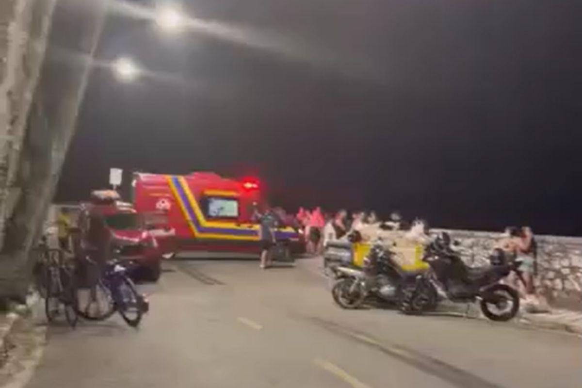 Adolescente escorregou enquanto caminhava pela costeira do Morro do Maluf, em Guarujá, e caiu no mar; ele segue desaparecido