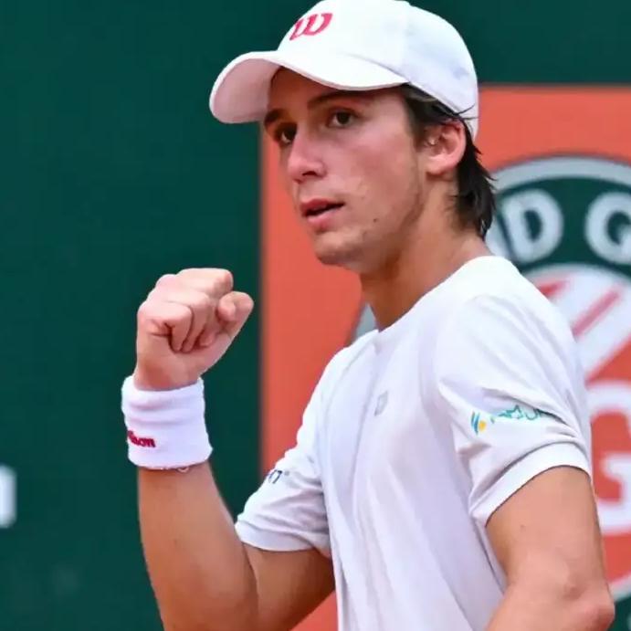 Ele surpreendeu o colombiano Juan Miguel Bolivar, de virada, por 2/6 6/2 6/4